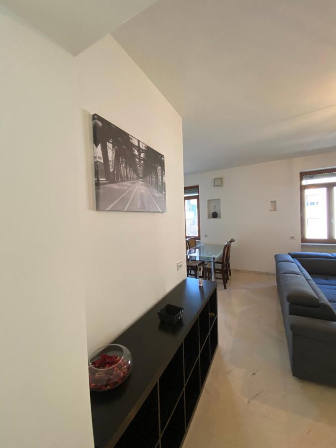 Elegante Appartamento In Centro Bergamo Bagian luar foto